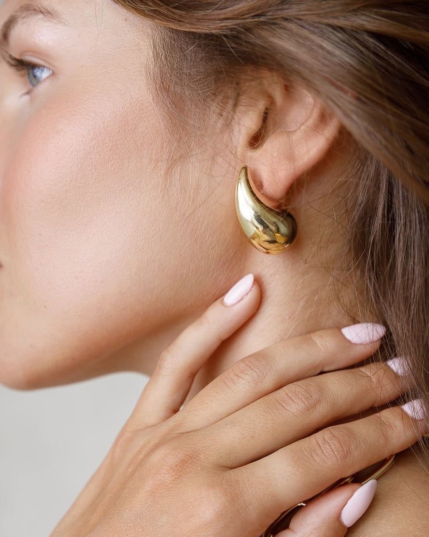 Drop Earrings in Gold